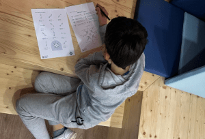 Alumne de vela fent fitxes sobre els rumbs de navegació