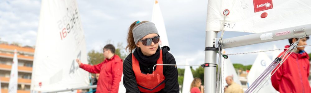 vela regatista a punt d'entrar a navegar