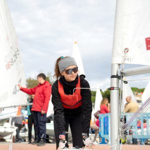 regatista a punt d'entrar a navegar